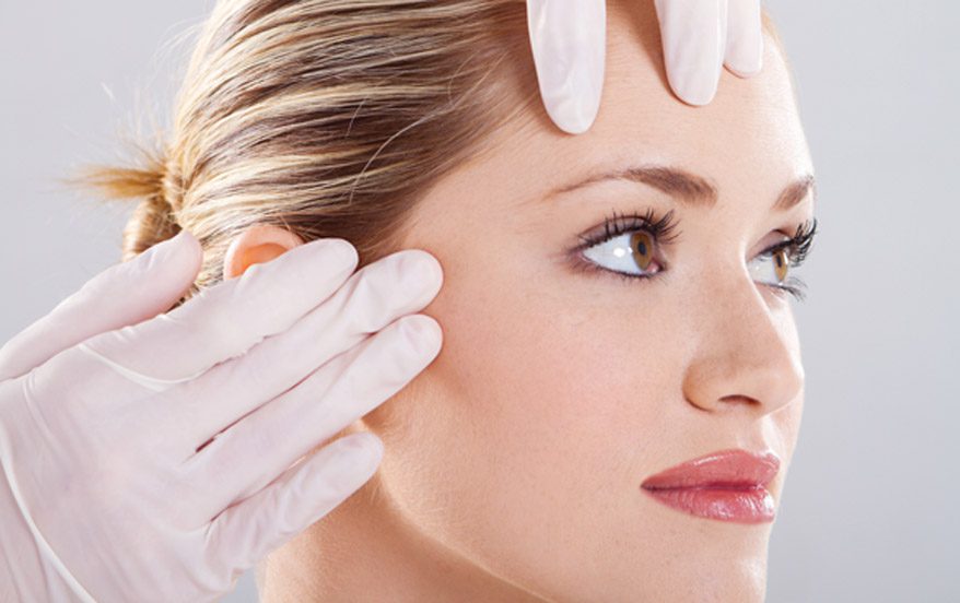best-doctor-for-botox-in-las-vegas-analyzing-patients-face-before-treatment